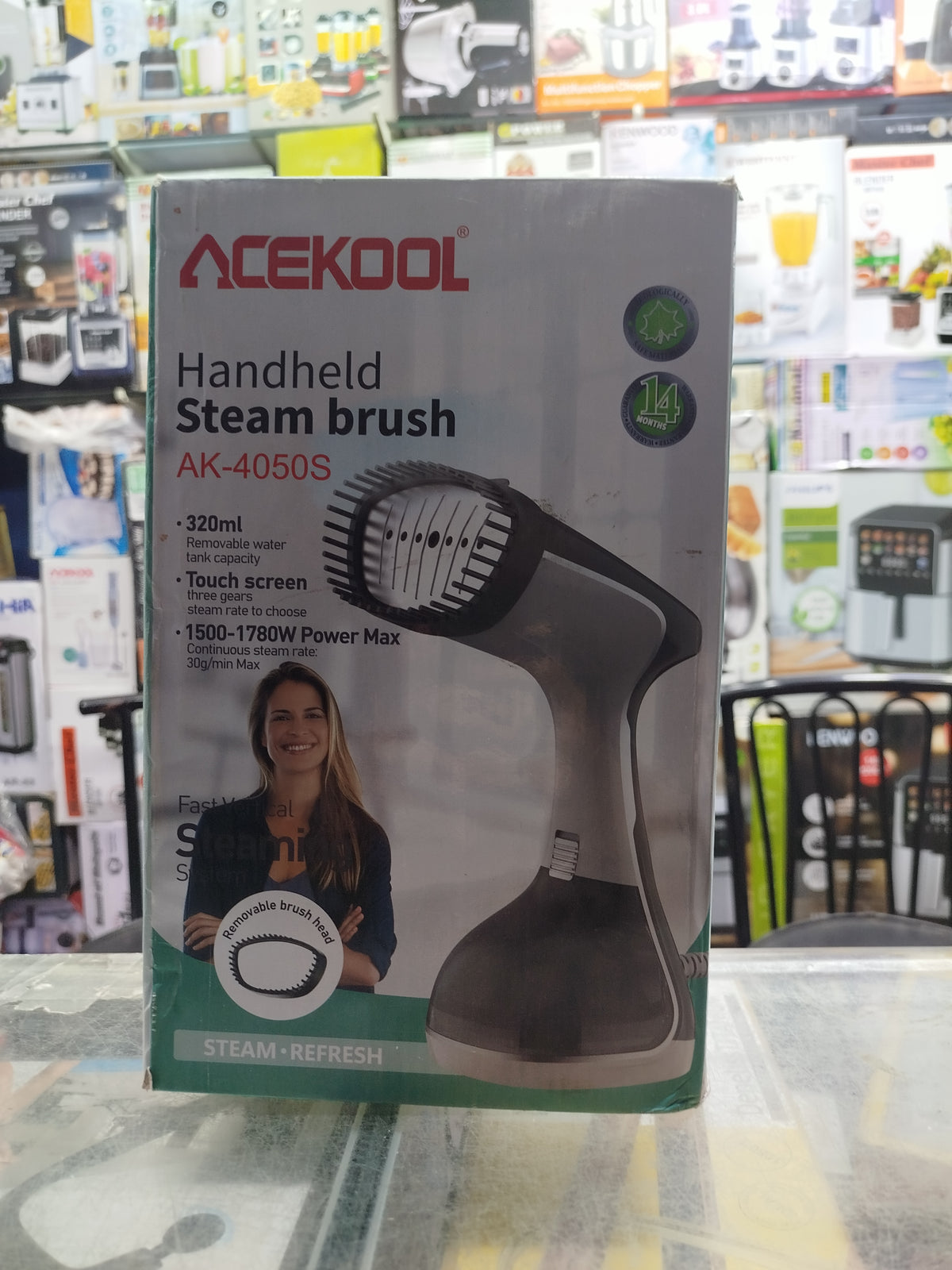 handheld garment steamer with 320ml water tank and steam brush